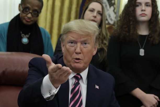 Iranilainen kansanedustaja tarjoaa tapporahaa Trumpista. Iranilainen kansanedustaja tarjoaa tapporahaa Trumpista.