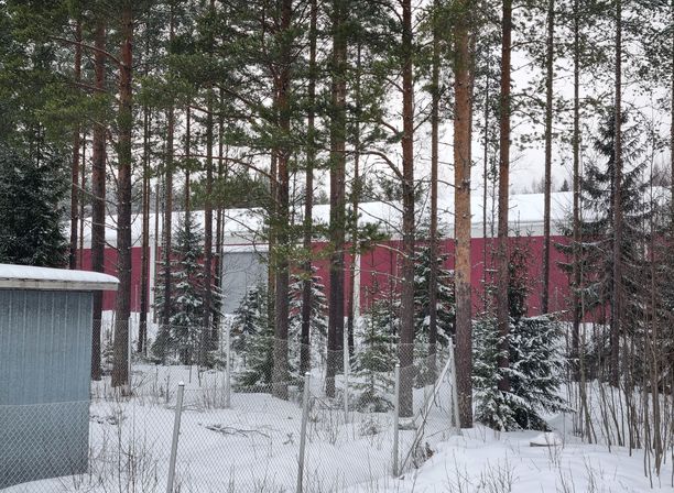 Metsän keskelle vuonna 2007 rakennetulla isolla varastohallilla ei ole paikallisten asukkaiden mukaan näkynyt vuosiin mitään liikennettä. Halliin tuotiin sen valmistumisen jälkeen iso lasti teräsrullia, mutta niiden poisviemisestä ei ole havaintoja. Metsän keskelle vuonna 2007 rakennetulla isolla varastohallilla ei ole paikallisten asukkaiden mukaan näkynyt vuosiin mitään liikennettä. Halliin tuotiin sen valmistumisen jälkeen iso lasti teräsrullia, mutta niiden poisviemisestä ei ole havaintoja.