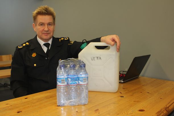Etelä-Pohjanmaan pelastuslaitoksen pelastusjohtaja Harri Setälä kehottaa hankkimaan kotiin riittävän varustuksen 72 tunnin selviytymiseen.