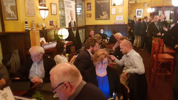 Vaalitulos on vetänyt ihmiset vakavaksi sinisten vaalivalvojaisissa. Vaalitulos on vetänyt ihmiset vakavaksi sinisten vaalivalvojaisissa.