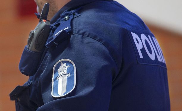 Konstaapeli pyysi teinipojalta ”tonnin mieheen”. Hän sai potkut Helsingin poliisista. Kuvituskuva. Konstaapeli pyysi teinipojalta ”tonnin mieheen”. Hän sai potkut Helsingin poliisista. Kuvituskuva.