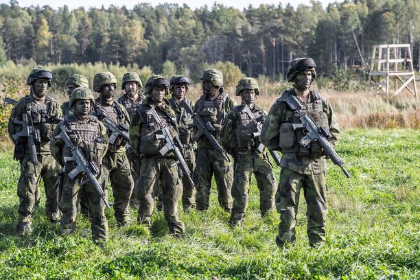Valtiopäiväpuolueet haluavat perustaa Ruotsiin muun muassa neljä uutta prikaatia. Kuva Aurora 17 - sotaharjoituksesta, johon myös Suomi osallistui.