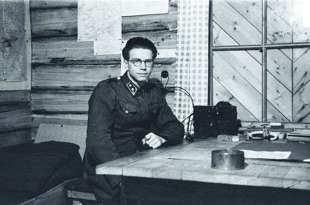 Luutnantti Osmo Rasilo JR 10:n toisen pataljoonan esikunnassa Joen taistelun jälkeen 21. syyskuuta 1943 vierellään johtamistyökalu eli puhelin. 