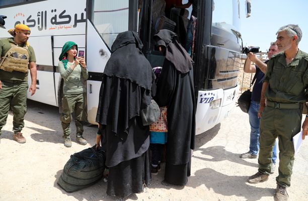 Isistaistelijoiden vaimoja luovutettiin mediatietojen mukaan al-Holin leiriltä omaistensa haltuun. 800 syyrialaista naista luovutettiin leiriltä 3. kesäkuuta. Kurdit ylläpitävät al-Holin leiriä. 