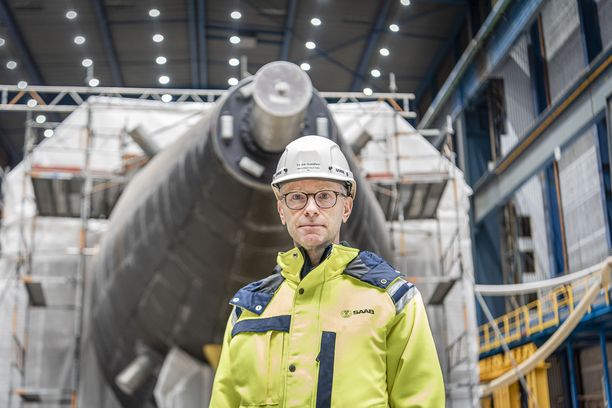 Fredrik Gustafson esittelee Karlskronan telakan jättimäisessä hallissa Ruotsin merivoimien ja Saabin suurinta ylpeyttä: A26-sukellusvenettä, jonka suorituskyvyistä Yhdysvallatkin on ollut vaikuttunut.