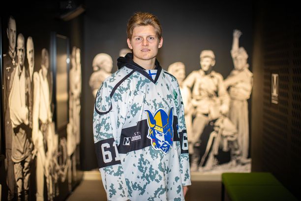 Jukurien puolustaja Axel Rindell palveli kesällä Puolustusvoimien urheilukoulussa. Jukurien puolustaja Axel Rindell palveli kesällä Puolustusvoimien urheilukoulussa.