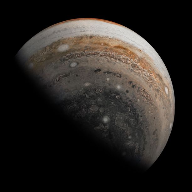 Jupiter on enimmäkseen nestemäisestä vedystä ja heliumista koostuva jättiläisplaneetta.