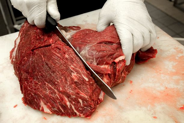 Syytetyn mukaan hän söi ystäviensä kanssa kaikki tappamansa eläimet. Kuvassa halal-teurastettua nautaa. Kuva ei liity tapaukseen. Syytetyn mukaan hän söi ystäviensä kanssa kaikki tappamansa eläimet. Kuvassa halal-teurastettua nautaa. Kuva ei liity tapaukseen.