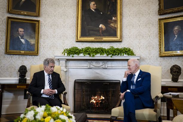 Yhdysvaltain presidentti Joe Biden ja tasavallan presidentti Sauli Niinistö istuivat Valkoisessa talossa takkatulen lämmössä. Yhdysvaltain presidentti Joe Biden ja tasavallan presidentti Sauli Niinistö istuivat Valkoisessa talossa takkatulen lämmössä.