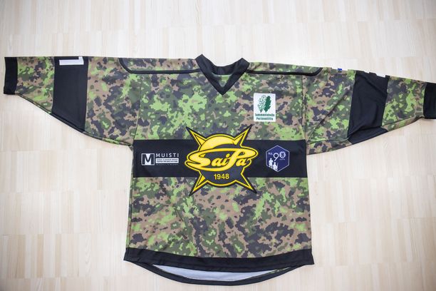 SaiPan paita jäljittelee M05-maastopukua. Myös pelisukat ovat ottelussa maastokuvioidut. SaiPan paita jäljittelee M05-maastopukua. Myös pelisukat ovat ottelussa maastokuvioidut.