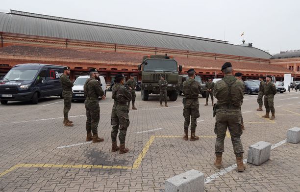 Espanja on ryhtynyt tiukkoihin toimiin koronavirusta vastaan. Sotilaat valvovat karanteenin noudattamista.