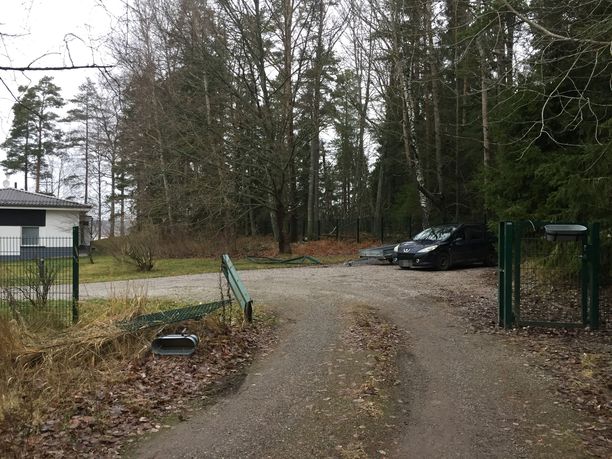 Poliisi ajoi tiistaina panssariautolla läpi Veijo Baltzarin omistaman talon porteista.