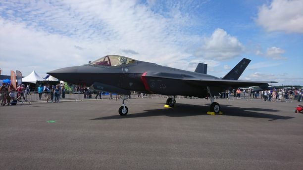 F-35 -hävittäjä on käynyt Suomessa näytillä ja testattavana. Tässä kesällä 2019 Turussa.
