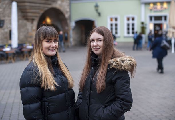 Läheisessä Nordhausenin kaupungissa asuvat Chantal, 19, (vas.) ja Lea, 20, (oik.) ovat tulleet Erfurtiin shoppailemaan. ”Huomaa kyllä, että he eivät aja hyviä näkemyksiä”, naiset sanovat AfD:sta. 