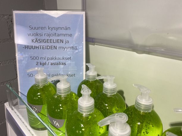 Käsidesien kysyntä on nyt niin suurta, että paikoin niille on laitettu myyntirajoituksia. Käsidesien kysyntä on nyt niin suurta, että paikoin niille on laitettu myyntirajoituksia.
