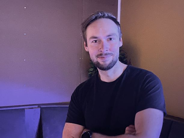 Helsinkiläinen Mikael sanoo seuraavansa koronauutisia, vaikka hän ei itse pelkääkään koronaan sairastumista.  Helsinkiläinen Mikael sanoo seuraavansa koronauutisia, vaikka hän ei itse pelkääkään koronaan sairastumista.