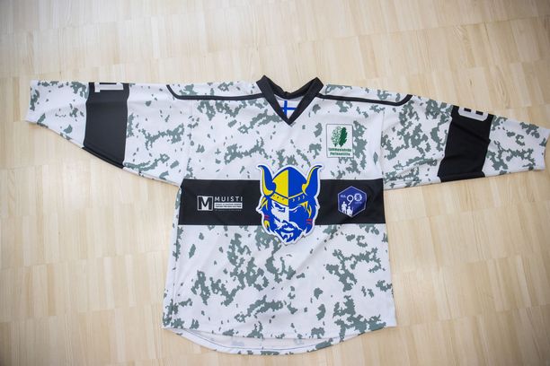 Jukurien pelipaita jäljittelee M05-lumipukua. Jukurien pelipaita jäljittelee M05-lumipukua.