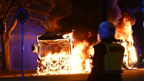 Malmössä paloi henkilöautojen lisäksi bussi.