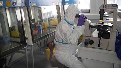 Laboratoriotyöntekijä tekemässä koronavirustestiä Creteilissä Ranskassa.