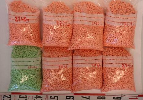 Poliisin laskujen mukaan levitykseen olisi päätynyt mm. runsaat 200 kiloa amfetamiinia, runsaat 12 kiloa kokaiinia, 51 000 ekstaasitablettia sekä lähes 1 880 000 Ksalol- ja Bensedin -tablettia. Kuvassa maastokätköstä löytyneitä ekstaasitabletteja.