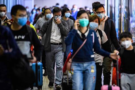 Shenzhenistä Hongkongiin matkustavilla oli kasvosuojat naamallaan.