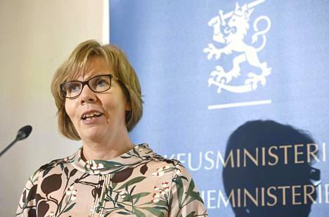 Oikeusministeri Anna-Maja Henriksson (r) on lakkokäyttäytymisestä hiljaa. Samalla hän on hiljaa työturvallisuuslakiin liittyvästä työpaikkahäirinnästä.