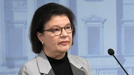 Sosiaali- ja terveysministeriön strategiajohtaja Liisa-Maria Voipio-Pulkki hallituksen koronatilannekatsauksessa Helsingissä 15. huhtikuuta 2020.