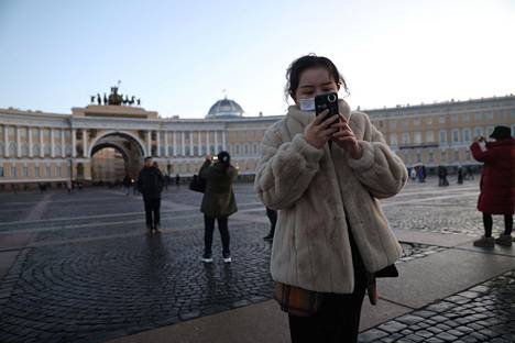 Kiinalaisturisti kuvasi kännykkäkamerallaan Pietarissa 24. helmikuuta.