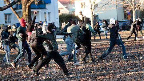 Mellakoitsijat heittelivät poliiseja kivillä Örebrossa.
