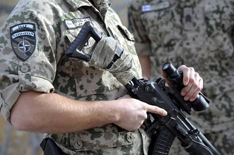 Suomalainen rauhanturvaaja Afganistanissa vuonna 2013. Sotilaalla on yllään Suomen armeijan M04-helleasu.