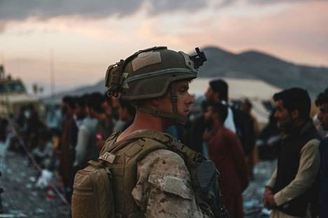 Yhdysvaltain merijalkaväen sotilas avusti evakuoinneissa Kabulin lentoasemalla perjantaina.