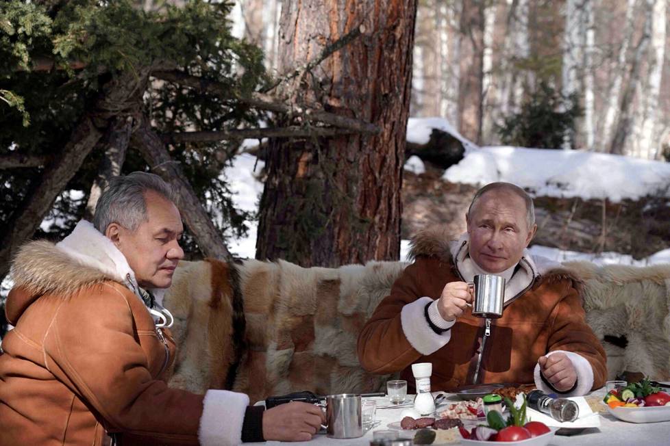 Vladimir Putin ja puolustusministeri Sergei Shoigu lomailemassa Siperiassa maaliskuussa 2021.
