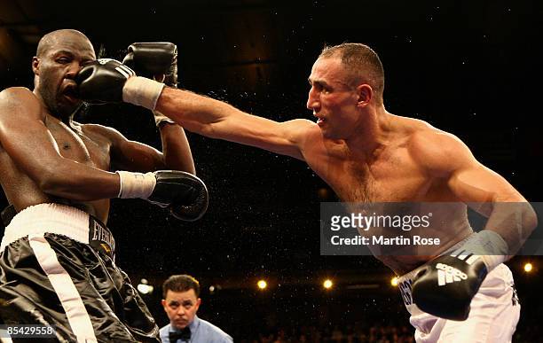 lajuan-simon-of-the-u-s-is-hit-with-a-straight-right-by-arthur-abraham-during-their-ibf-world.jpg