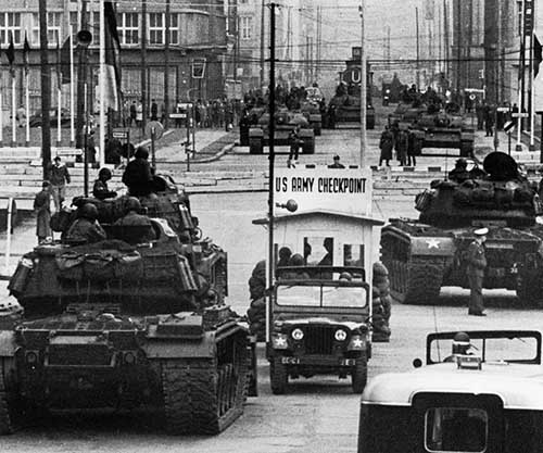 The-standoff-at-Checkpoint-Charlie-Soviet-tanks-facing-American-tanks-1961-small.jpg
