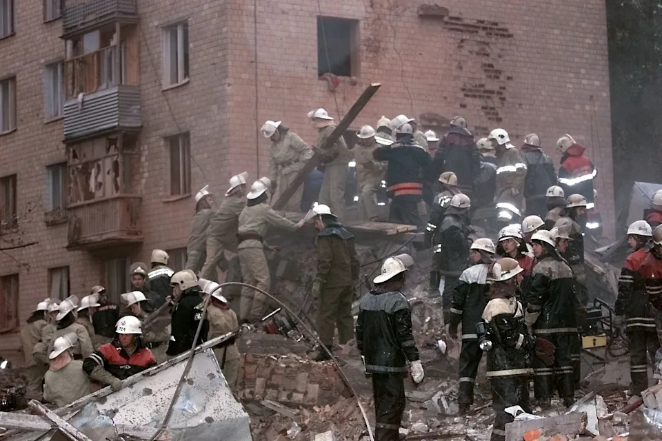 Rescuers work on the ruins of a leveled Moscow apartment building. Rescuers work on the ruins of a leveled Moscow apartment building.