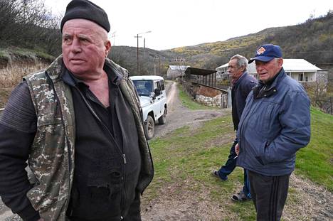 Fridik Barsegyan (oik.), 73, ja monet muut Voskeparin kylän asukkaat kokoontuvat tätä nykyä päivittäin pohtimaan tilannettaan. Kylä jäisi mottiin, jos Armenia luovuttaisi alueitaan Azerbaidžanille.