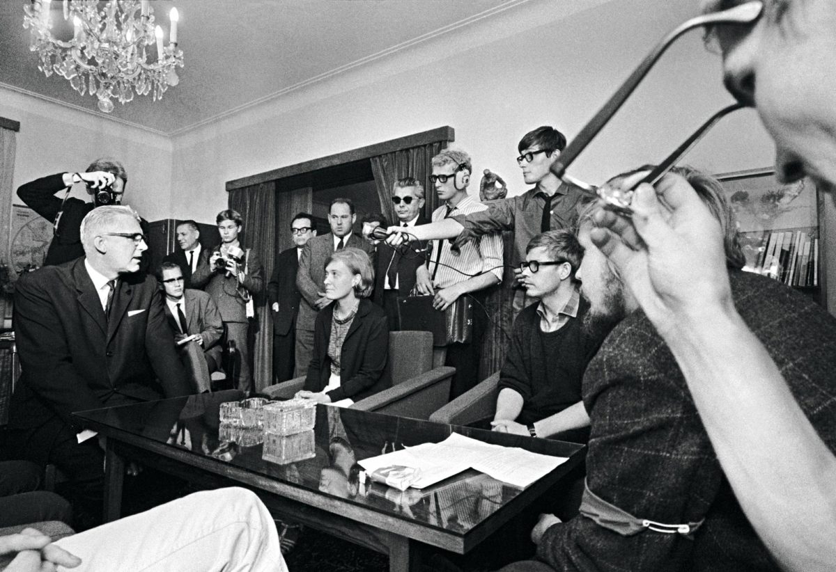Suomalaiset mielenosoittajat tapasivat suurlähettiläs Zdeněk Urbanin (vas.) Tšekkoslovakian lähetystössä 22. elokuuta. Juuri ennen tapaamista mielenosoittajat olivat marssineet Neuvostoliiton lähetystön ohi. Tsekkoslovakia 1968. Prahan miehitys. 