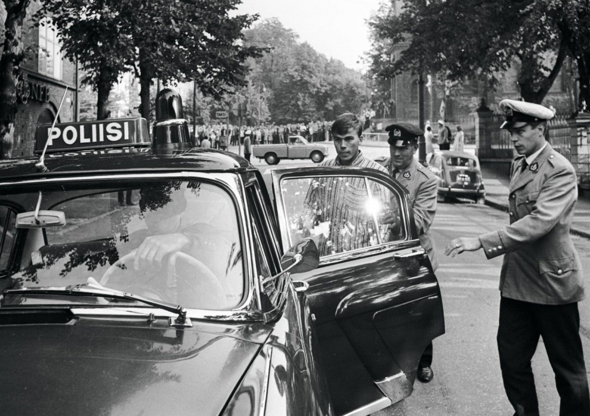 Mielenosoittajia kerääntyi Tehtaankadulle Neuvostoliiton suurlähetystön edustalle. Nuorta miestä saatettiin poliisiautoon. Tsekkoslovakia 1968. Prahan miehitys. 
