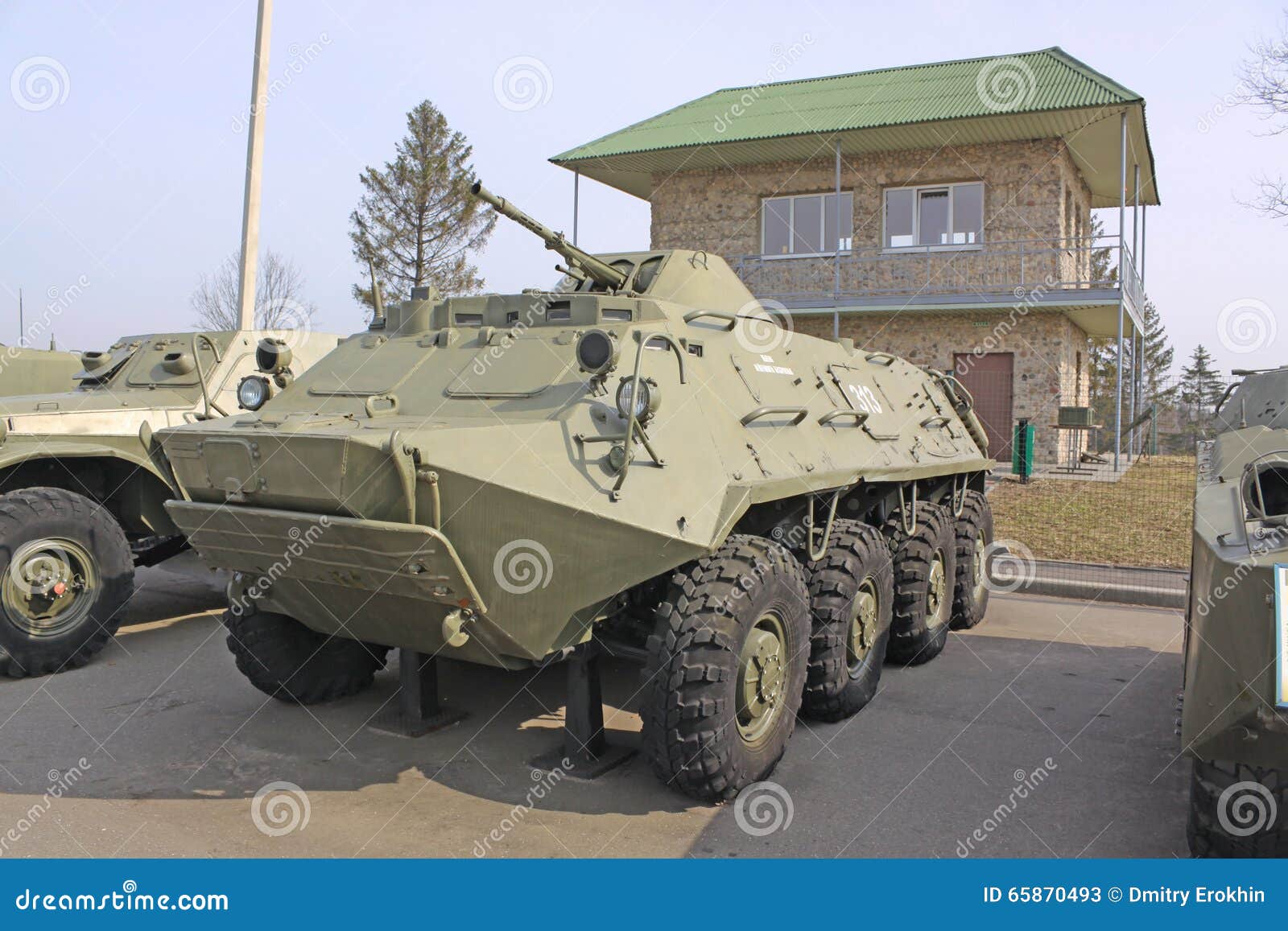 belarus-minsk-vieux-btr-sovi%C3%A9tique-dans-la-ligne-de-stalin-de-mus%C3%A9e-65870493.jpg