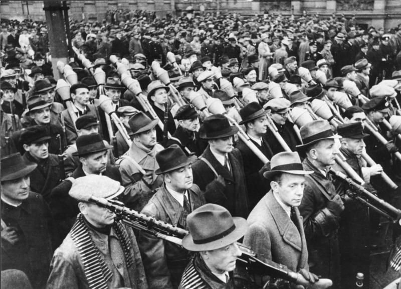 Bundesarchiv_Bild_146-1971-033-15%2C_Vorbeimarsch_des_Volkssturms_an_Goebbels%2C_Berlin.jpg