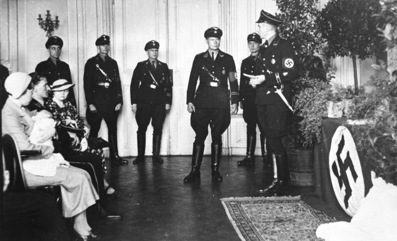 Bundesarchiv_Bild_146-1969-062A-58%2C_%22Verein_Lebensborn%22%2C_Taufe.jpg