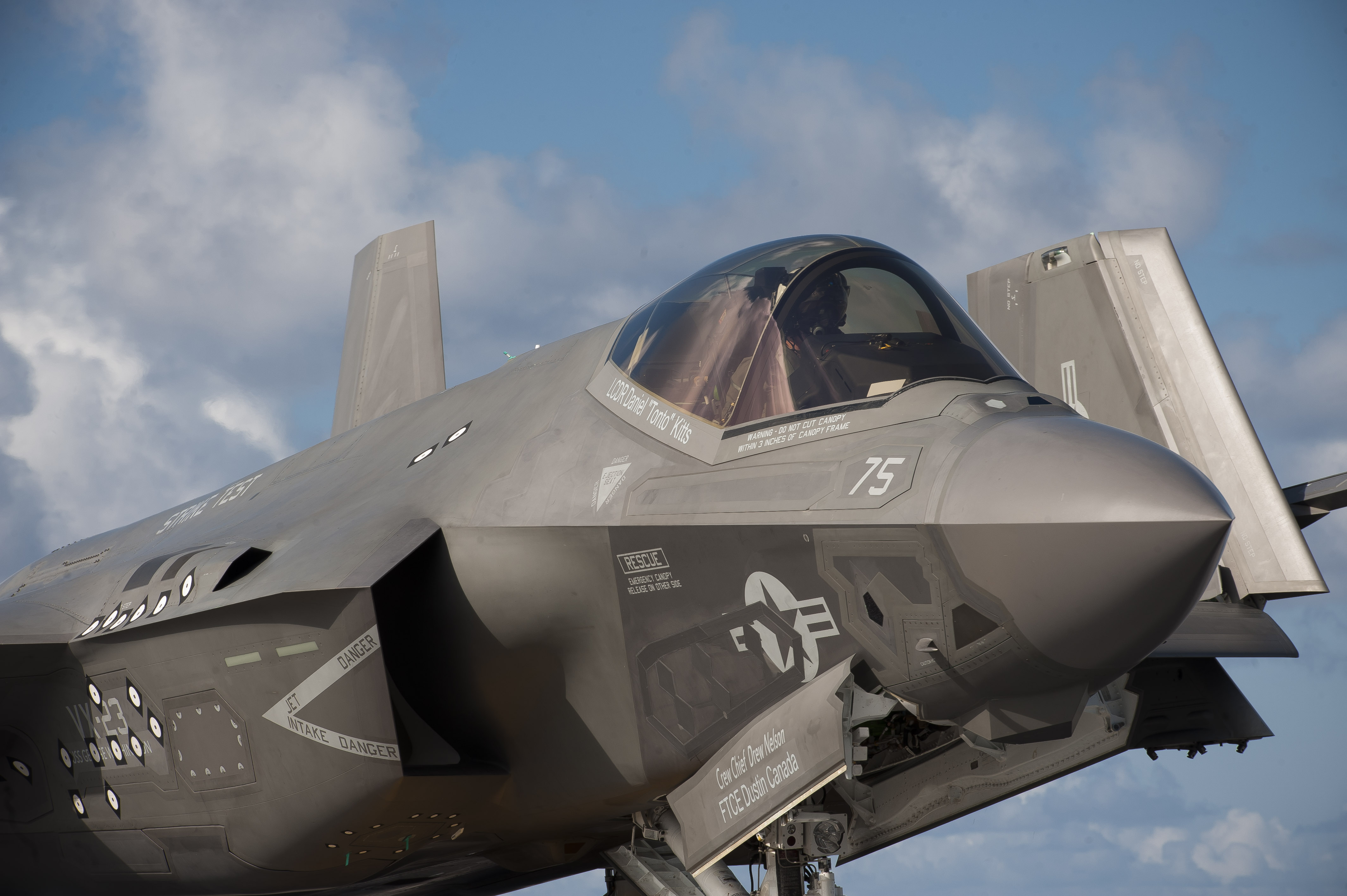 Navy_pilot_taxis_in_an_F-35C_Lightning_II_carrier_variant%2C_on_the_flight_deck_of_the_USS_George_Washington._%2829022078605%29.jpg