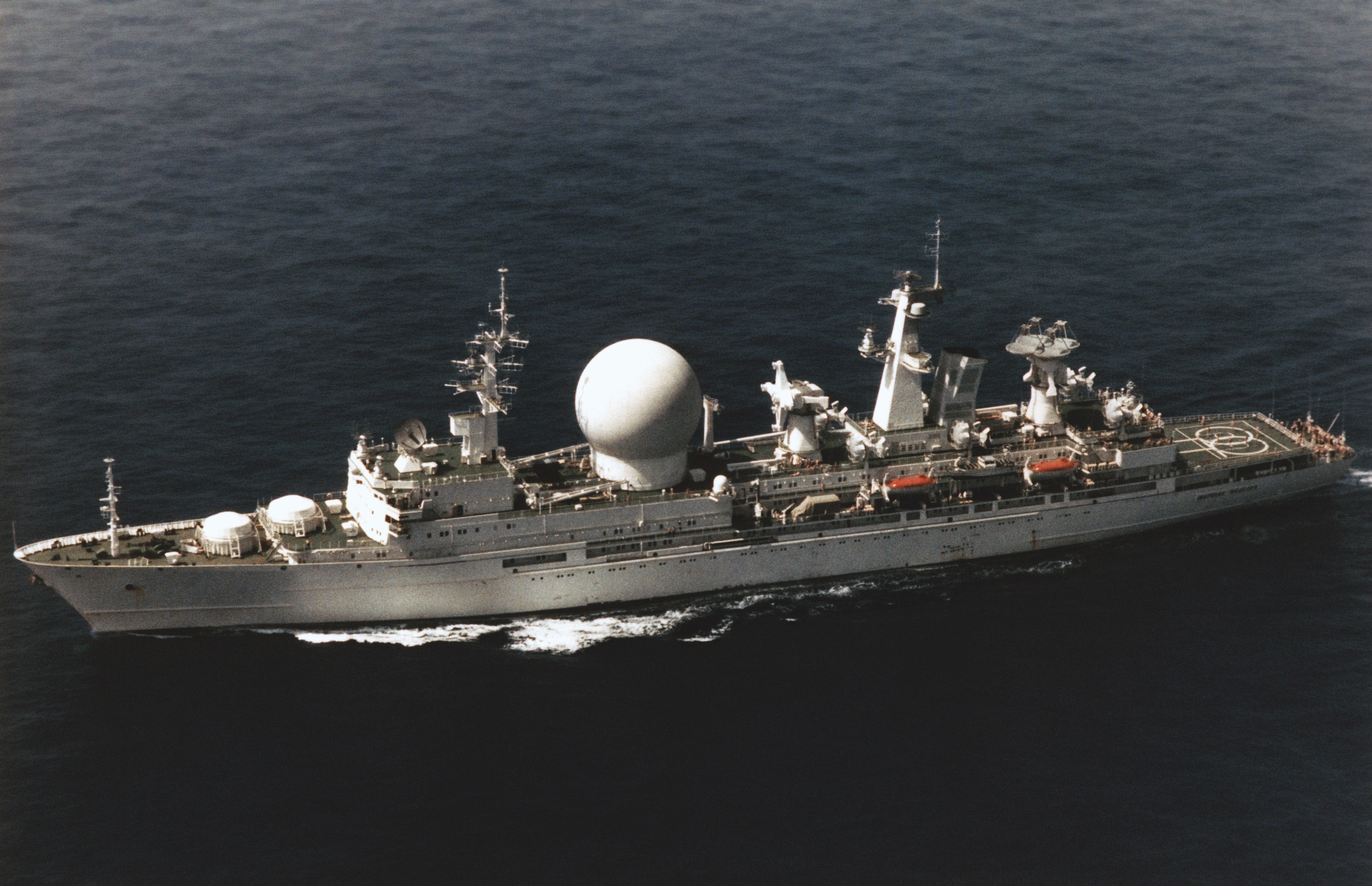 Missile_range_instrumentation_ship_%22Marshal_Nedelin%22_in_1985.jpeg