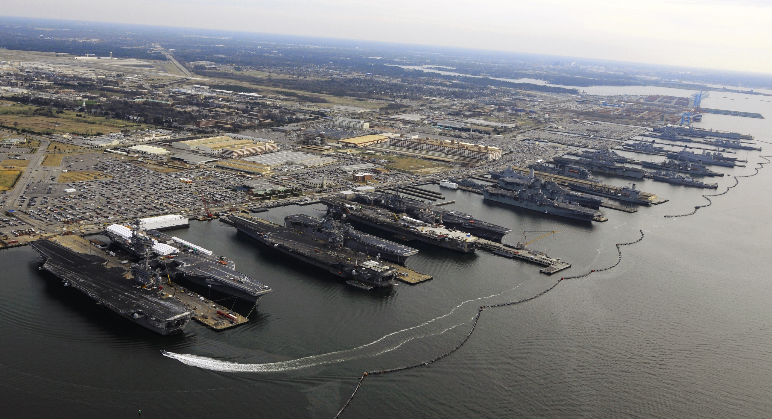 9_Flattops_at_Norfolk_naval_base,_December_20,_2012.jpg