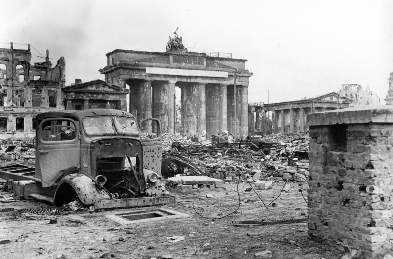 Bundesarchiv_B_145_Bild-P054320%2C_Berlin%2C_Brandenburger_Tor_und_Pariser_Platz.jpg