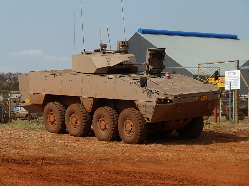 800px-Badger-infanteriegevegsvoertuig%2C_b%2C_Waterkloof_Lugmagbasis.jpg
