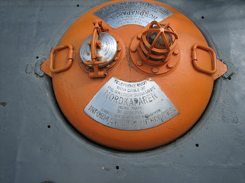 800px-Submarine_emergency_buoy_nordkaparen.jpg