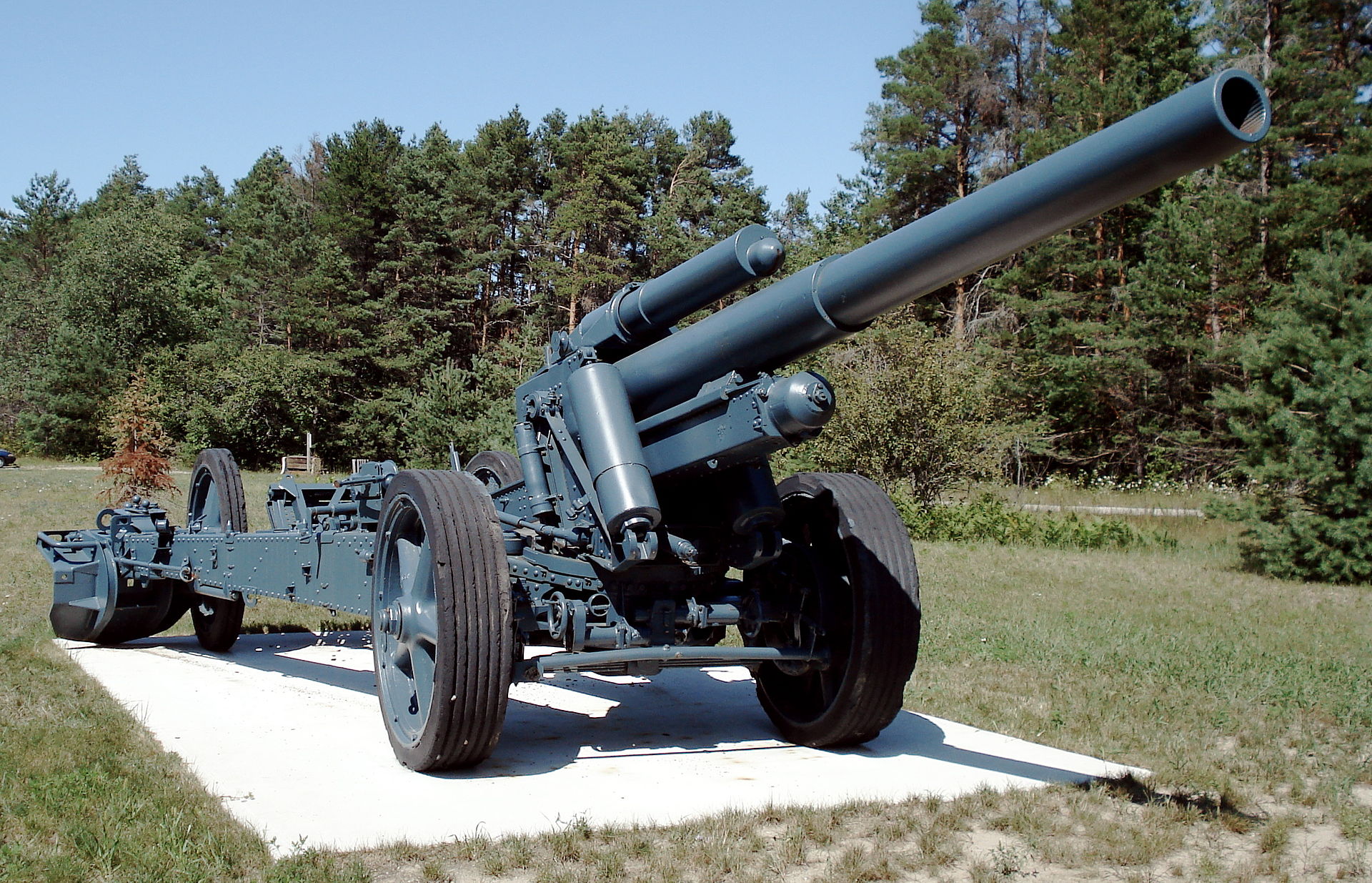 1920px-150mm_sFH18_howitzer_base_borden_1.jpg