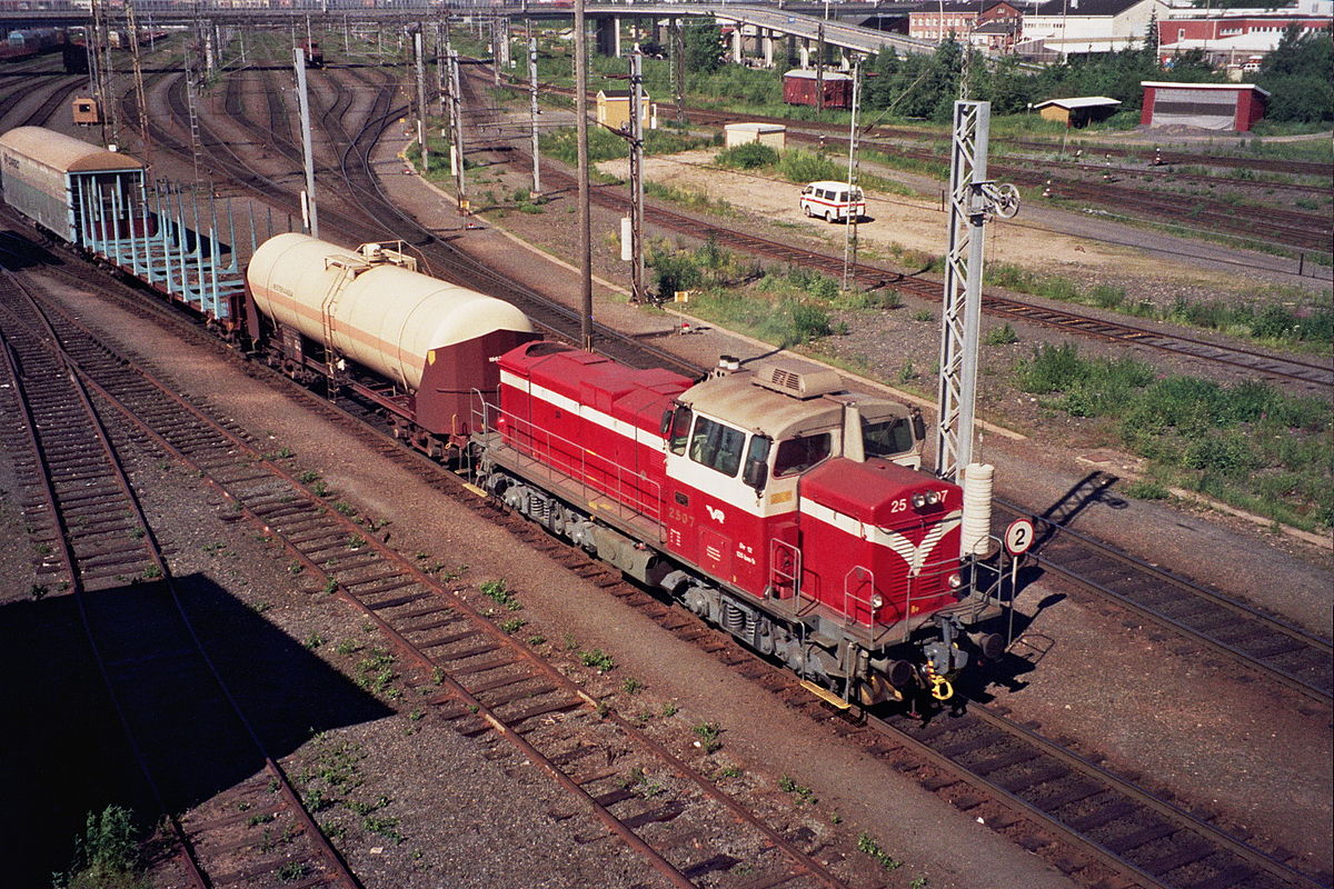 1200px-VR_Dv12_locomotive_in_Oulu_July2008.jpg
