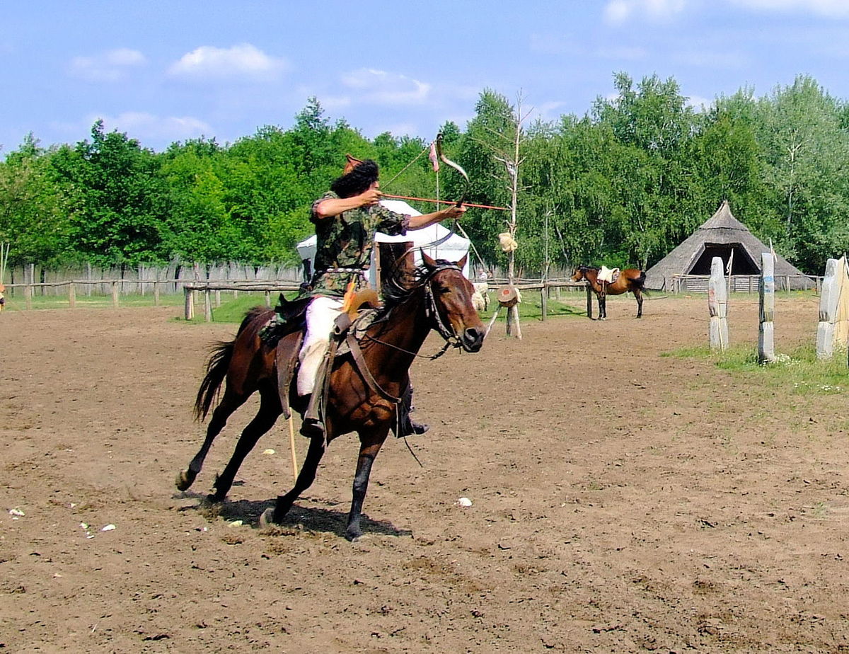 1200px-Hungarian_horse_archers.jpg
